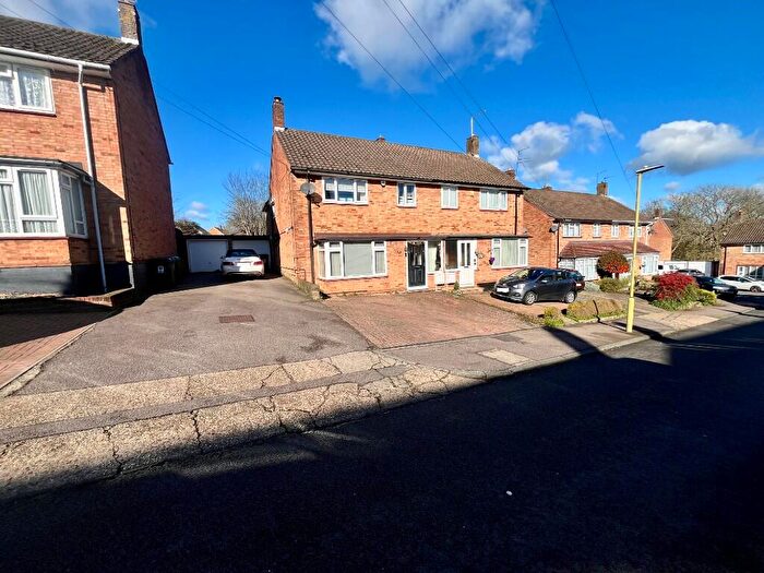 4 Bedroom Semi Detached House For Sale In Peartree Road, Hemel Hempstead, Hertfordshire, HP1