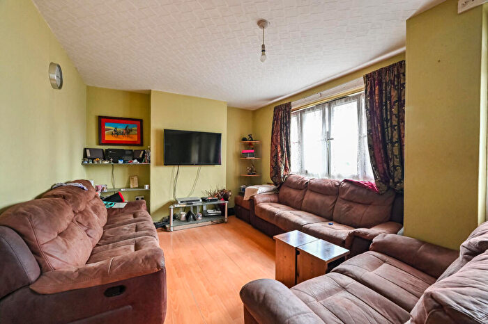 3 Bedroom Flat For Sale In Fendt Close, Canning Town, London, E16