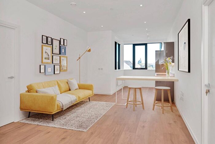 1 Bedroom Apartment For Sale In Midsummer Boulevard, Milton Keynes, MK9