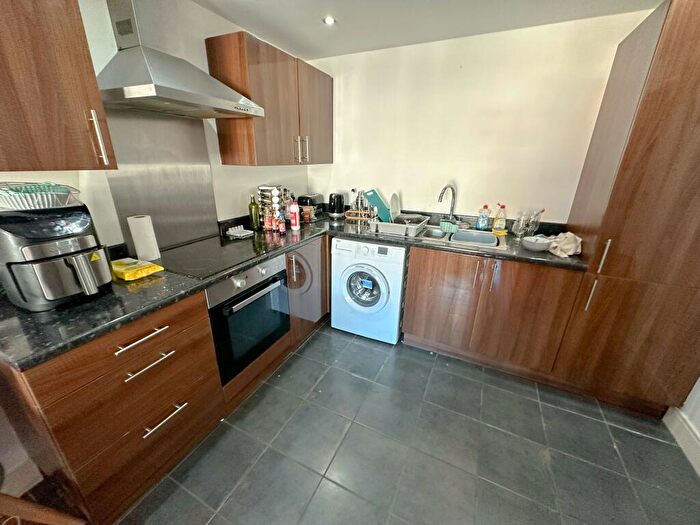 2 Bedroom Flat To Rent In Mount Pleasant, L3
