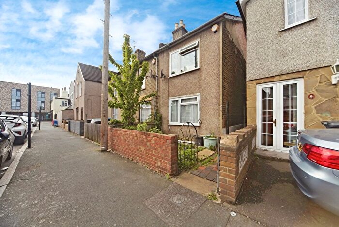 3 Bedroom End Of Terrace House For Sale In Wortley Road, Croydon, Surrey, CR0