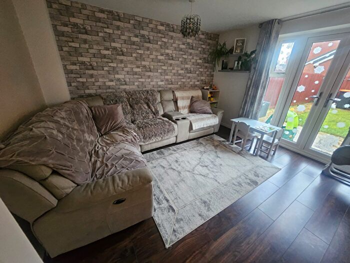 4 Bedroom Town House To Rent In Goodhart Crescent, Dunstable, Bedfordshire, LU6