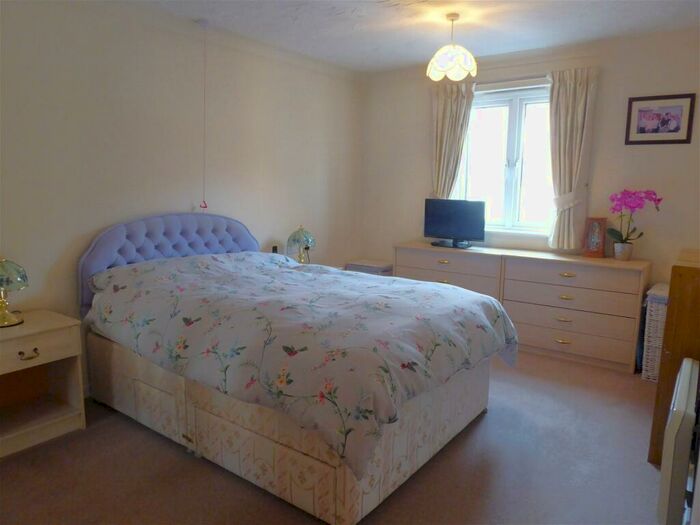 2 Bedroom Flat For Sale In Spencer Court, Banbury, OX16