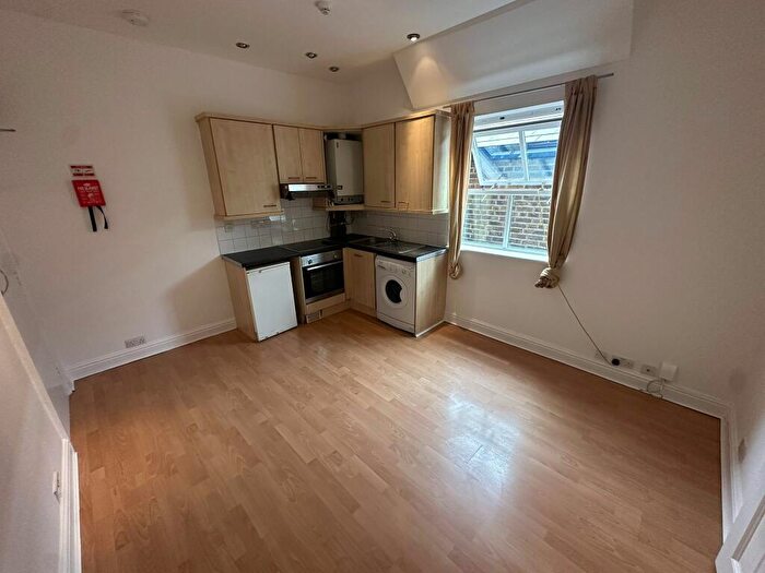 1 Bedroom Flat To Rent In Hainault Road, E11