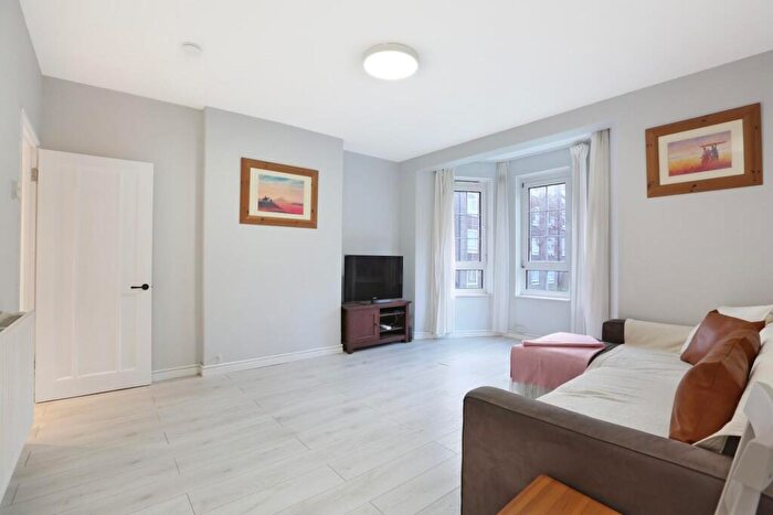 2 Bedroom Flat For Sale In Peckham Road, London, SE5