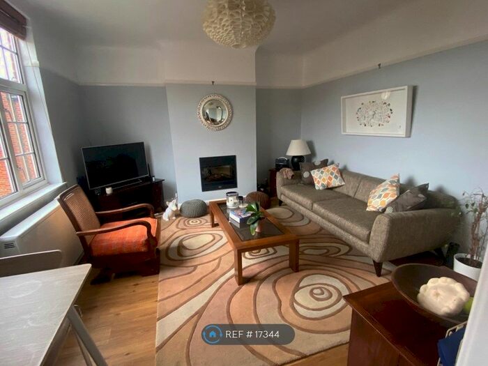 1 Bedroom Flat To Rent In Richmond Court, London, SW20