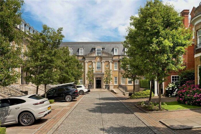2 Bedroom Flat To Rent In Princess Square, Esher, Surrey, KT10
