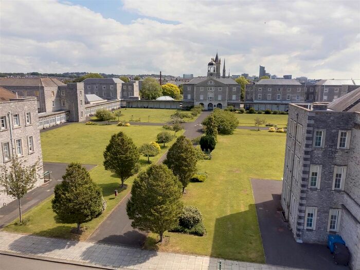 2 Bedroom Flat For Sale In Craigie Drive, Plymouth, PL1