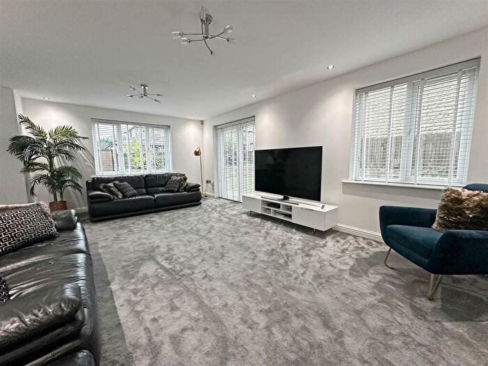 4 Bedroom Detached House For Sale In Kelvin Road, Elland, HX5