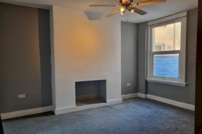 1 Bedroom Flat To Rent In St. Michaels Terrace, Torquay, TQ1