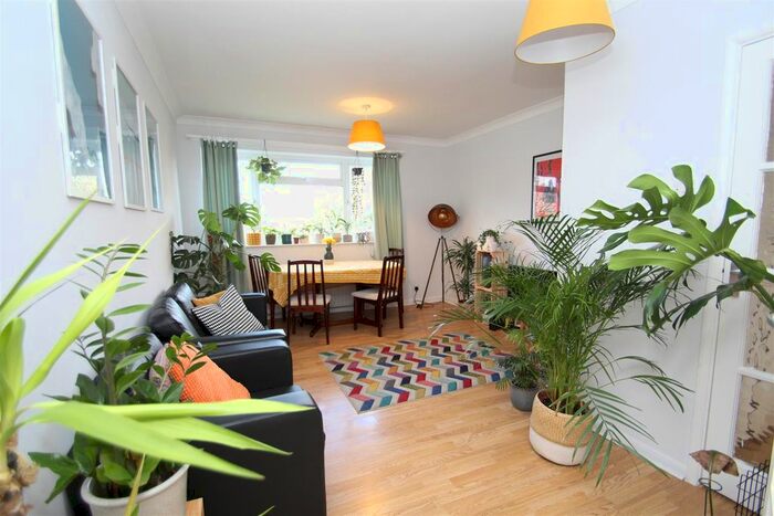 2 Bedroom Flat To Rent In Radcliffe Square, London, SW15