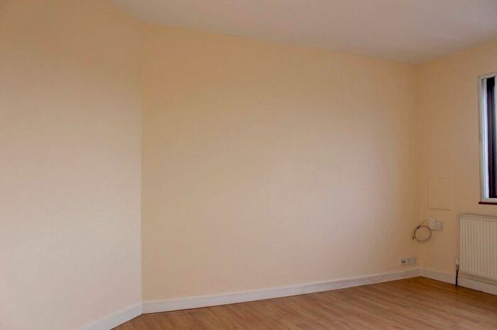 3 Bedroom Flat To Rent In Parklands Parade, Bath Road, Hounslow, TW5