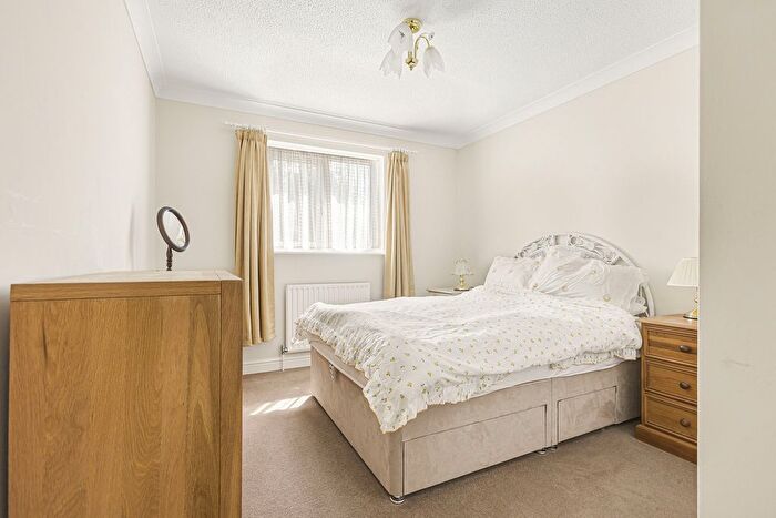 2 Bedroom Bungalow For Sale In Manor Court, Abingdon, OX14