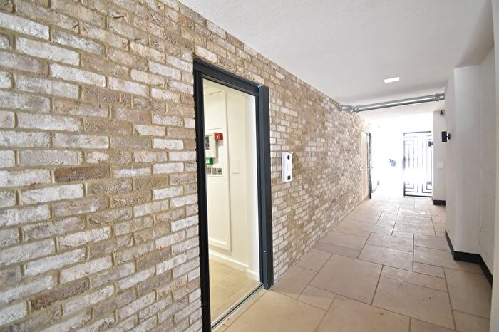 3 Bedroom Flat To Rent In Powell Road, London, E5