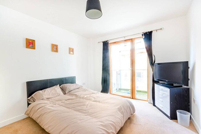 2 Bedroom Flat To Rent In Oyster Court, Elephant And Castle, London, SE17