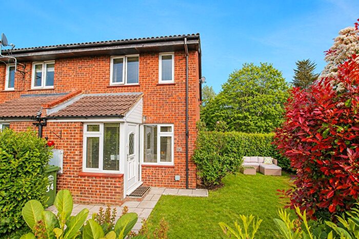 1 Bedroom Terraced House For Sale In Kelly Close, Shepperton, TW17