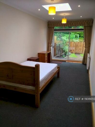 2 Bedroom Flat To Rent In Colindeep Lane, London, NW4