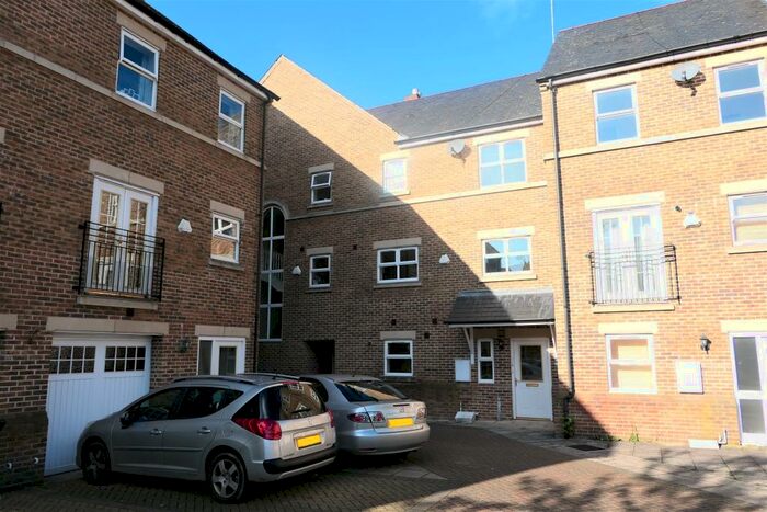 4 Bedroom Town House To Rent In Carisbrooke Road, Far Headingley, Leeds, LS16