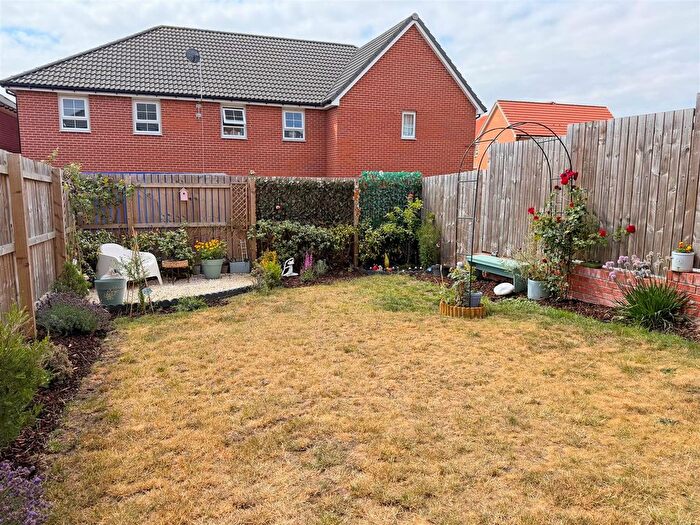 3 Bedroom Semi-Detached House For Sale In Morris Croft, Cottingham, HU16