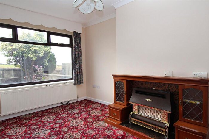 3 Bedroom Semi Detached House To Rent In Stoney Ridge Avenue, Bradford, BD9