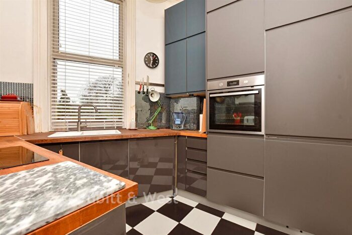 2 Bedroom Maisonette For Sale In Campbell Road, Croydon, Surrey, CR0