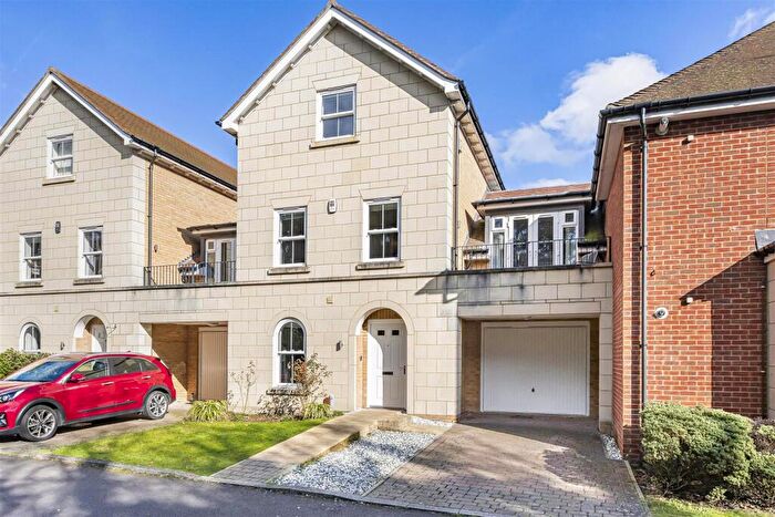 4 Bedroom Town House For Sale In Reservoir Crescent, Reading, RG1