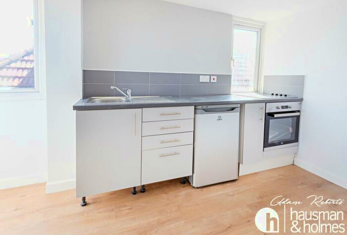 Flat To Rent In North End Road, Golders Green, NW11