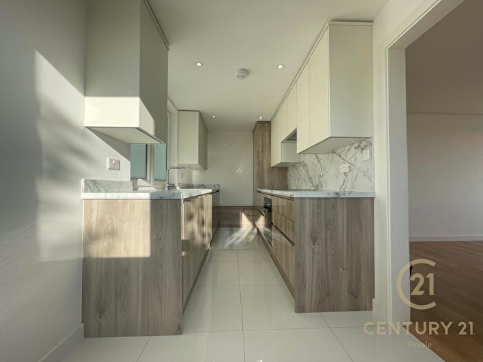 2 Bedroom Flat For Sale In Eaton Drive Kingston Upon Thames, KT2