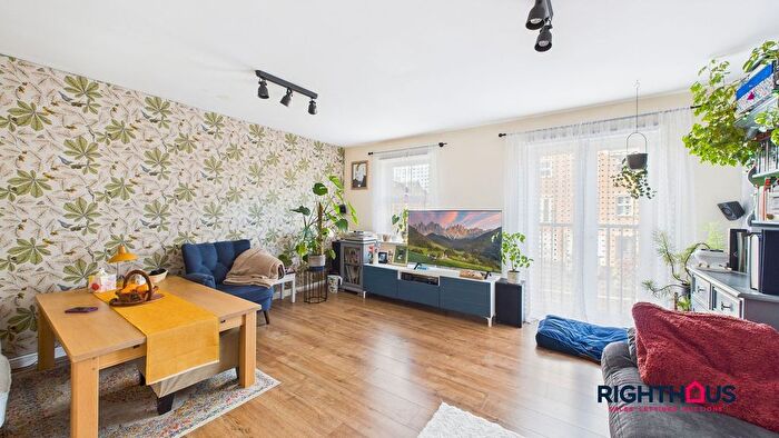 3 Bedroom Terraced House For Sale In Alred Court, Bradford, BD4