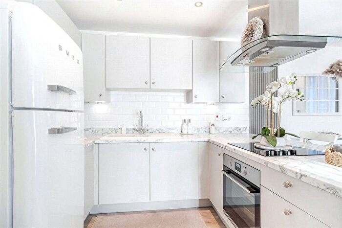 2 Bedroom Flat For Sale In Fellowes Rise, Winchester, Hampshire, SO22