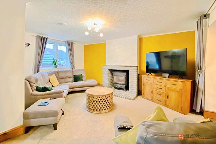 4 Bedroom Semi-Detached House For Sale In Imperial Avenue, Braunstone, LE3