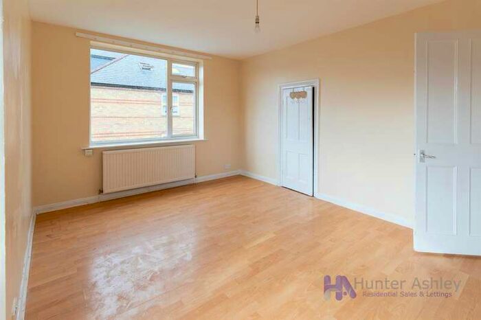 2 Bedroom Flat To Rent In West Wycombe Road, High Wycombe, HP11