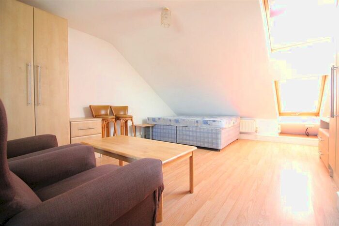 Studio To Rent In Kingsbridge Crescent, Southall, UB1