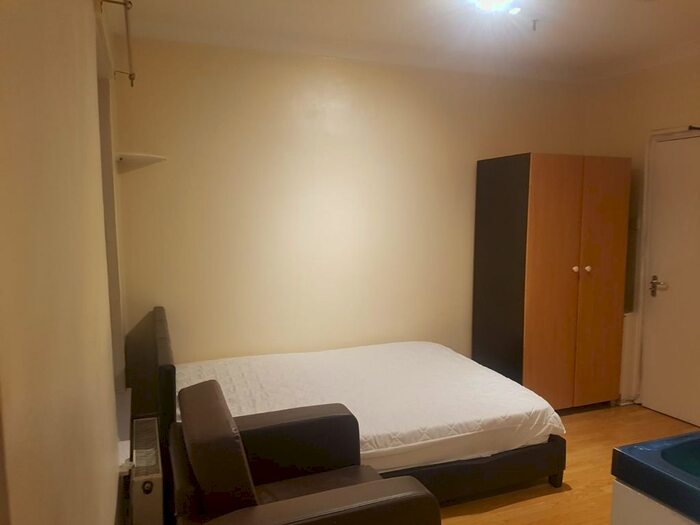 Studio To Rent In Dallow Road, Luton, LU1