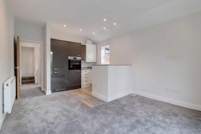 1 Bedroom Flat For Sale In Chertsey Road, Windlesham, GU20