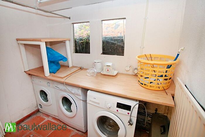 2 Bedroom Bungalow For Sale In Brandon Close, West Cheshunt, EN7