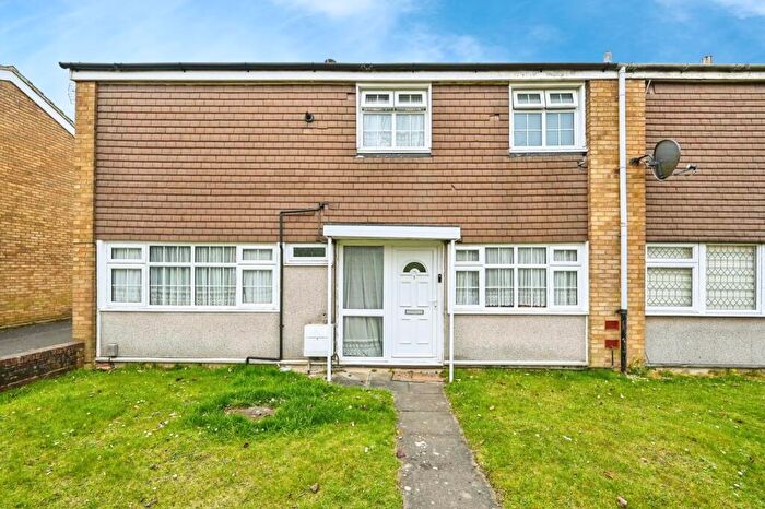 3 Bedroom End Of Terrace House For Sale In Waleys Close, Luton, Bedfordshire, LU3