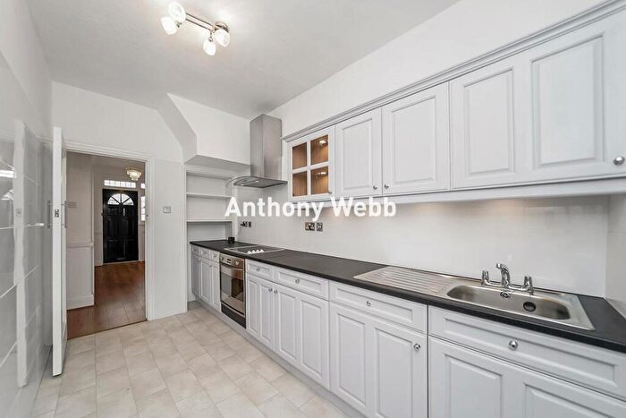 3 Bedroom Terraced House For Sale In North Circular Road, Palmers Green, N13