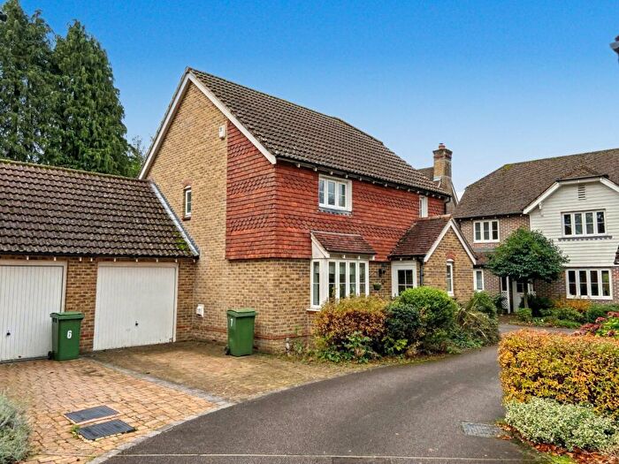 4 Bedroom Link Detached House For Sale In Red Bushes Close, Medstead, Alton, Hampshire, GU34