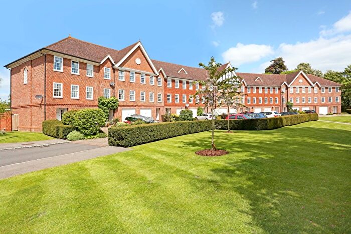 5 Bedroom Town House To Rent In Queens Acre, Windsor, SL4