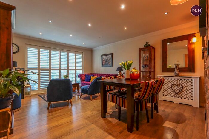 2 Bedroom Flat To Rent In Penn Place, Northway, Rickmansworth, Hertfordshire, WD3