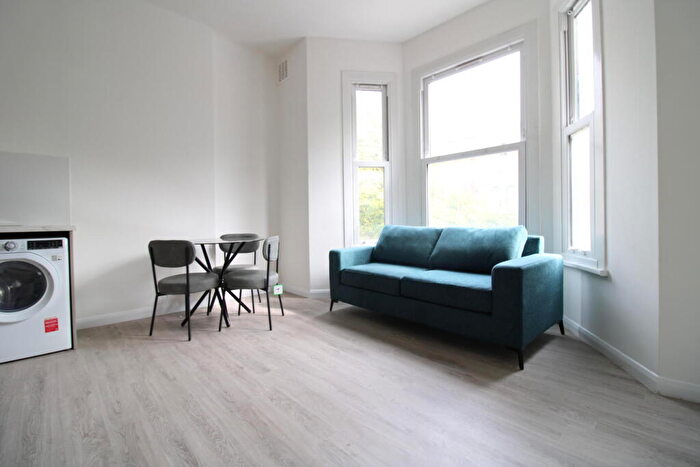 2 Bedroom Flat To Rent In Penge Road, South Norwood, Croydon, London, SE25