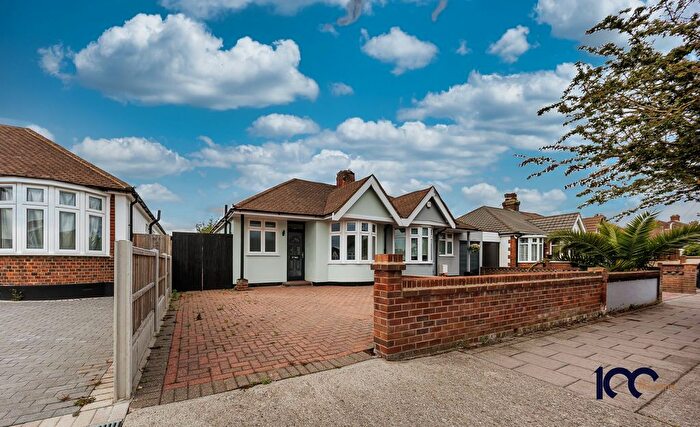 2 Bedroom Bungalow For Sale In Central Drive, Hornchurch, RM12