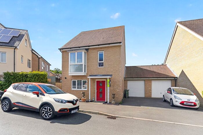 3 Bedroom Link Detached House For Sale In Consort Gardens, East Cowes, Isle Of Wight, PO32
