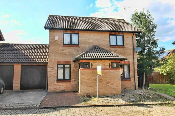 3 Bedroom Detached House To Rent In Rochester Court, Shenley Church End, Milton Keynes, MK5