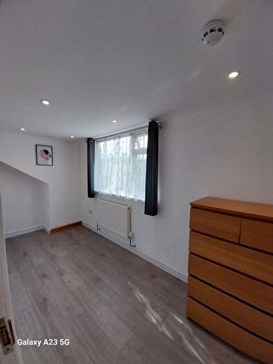 5 Bedroom Semi Detached House To Rent In Reading Road, RG41