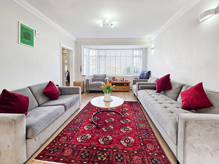 4 Bedroom Semi-detached House For Sale In Gledwood Gardens, Hayes, UB4