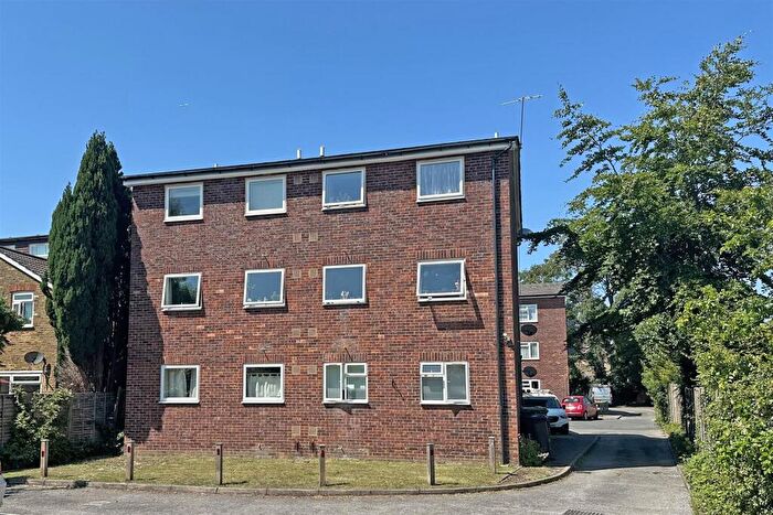 1 Bedroom Flat For Sale In Lyndale Road, Redhill, RH1