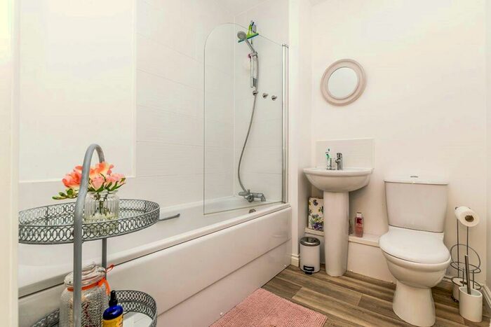 2 Bedroom Apartment To Rent In Holly Way, Leeds, West Yorkshire, LS14