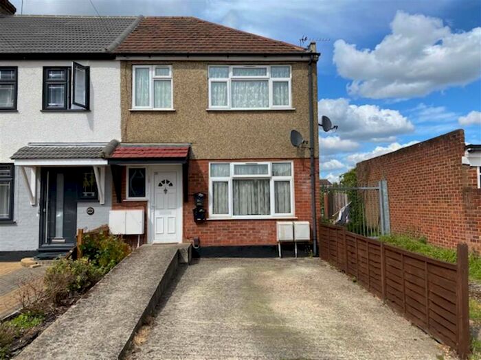 2 Bedroom Flat To Rent In Tudor Square, Hayes, Middlesex, UB3